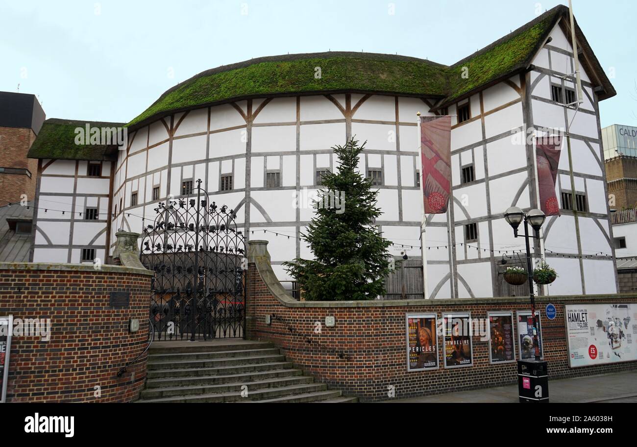 Vista del Teatro Globe, associato a William Shakespeare. Costruito nel XVI secolo da Shakespeare la riproduzione company, il Signore il ciambellano di uomini. Londra. Datata 2015 Foto Stock