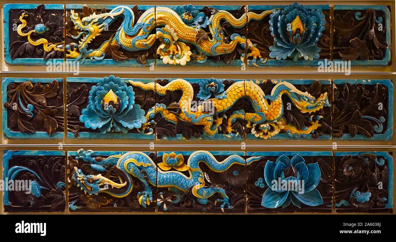 Piombo-smaltato porcellanato dragon piastrelle, dal nella provincia di Shanxi, Cina. Datata xv secolo Foto Stock