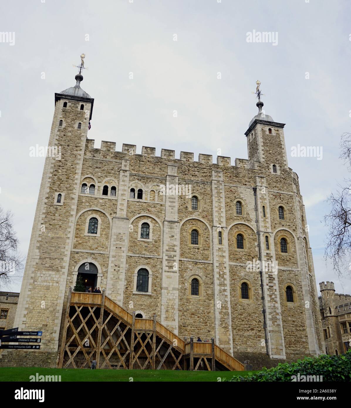 Viste intorno alla Torre di Londra, un castello storico situato sulla riva nord del fiume Tamigi nel centro di Londra. Completato nel XIV secolo. A partire dal XII secolo fino al XX secolo il castello fu utilizzato come prigione. Datata 2015 Foto Stock
