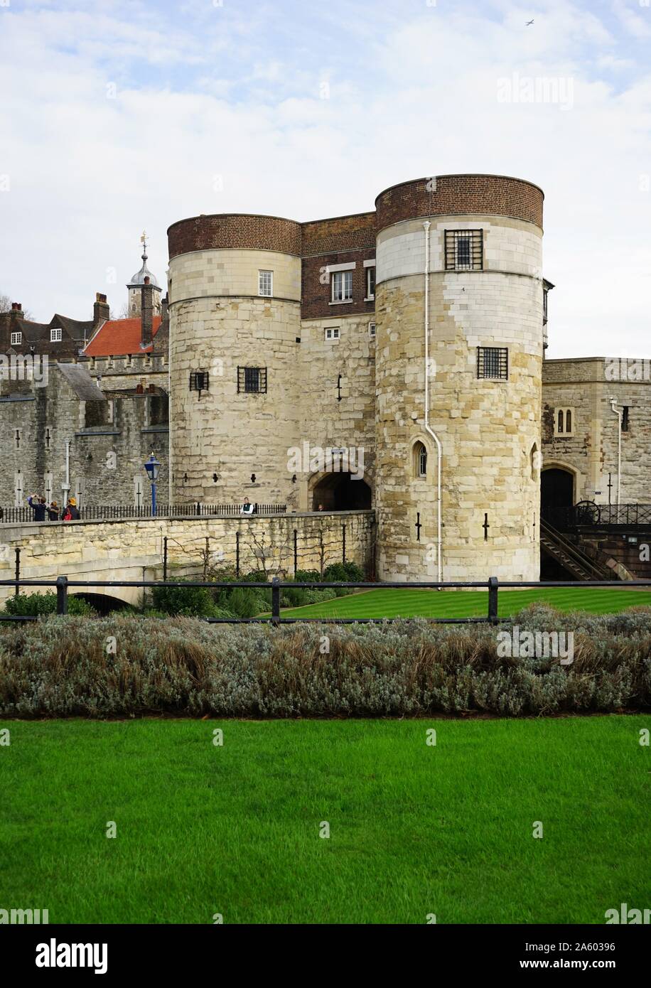 Viste intorno alla Torre di Londra, un castello storico situato sulla riva nord del fiume Tamigi nel centro di Londra. Completato nel XIV secolo. A partire dal XII secolo fino al XX secolo il castello fu utilizzato come prigione. Datata 2015 Foto Stock