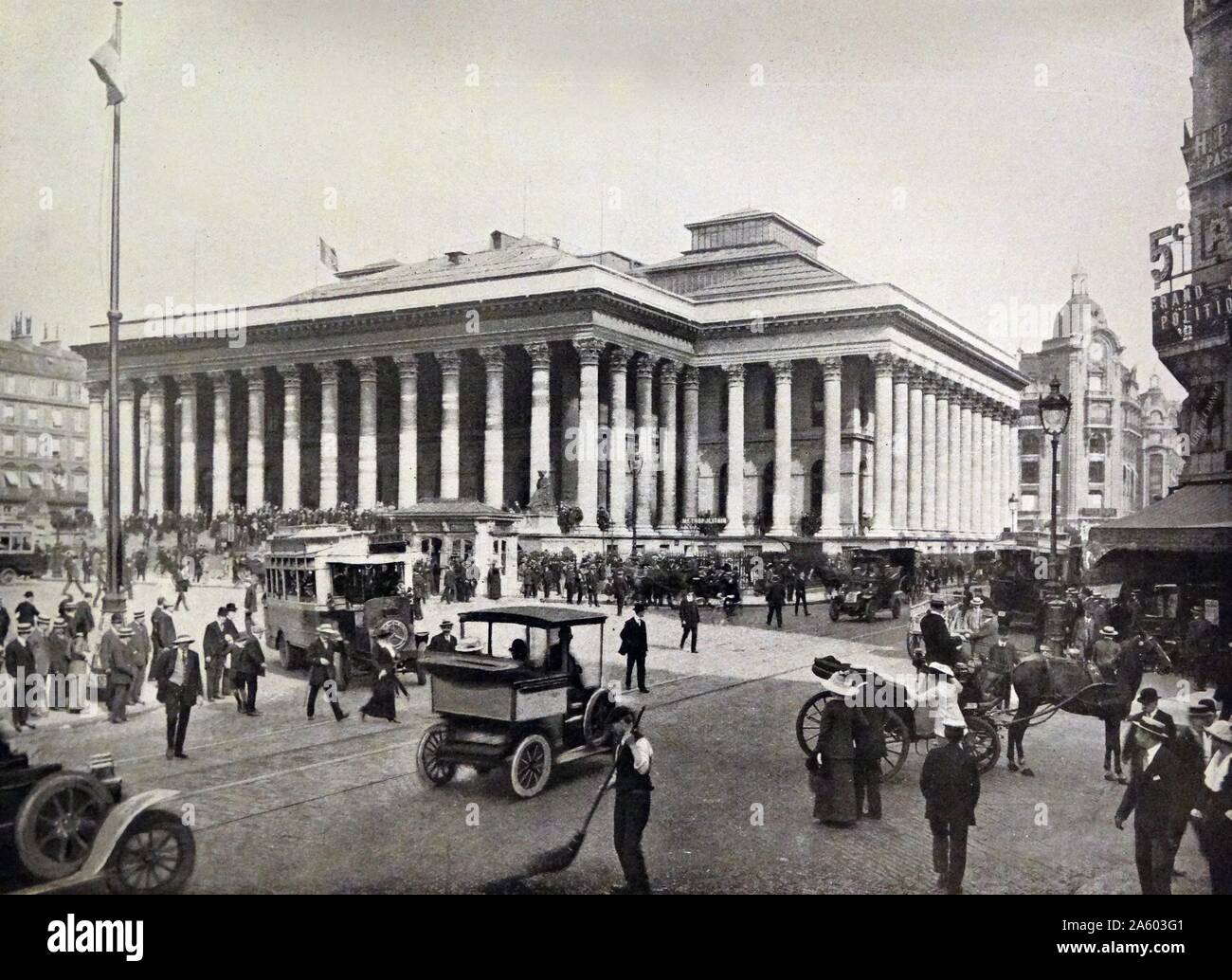 Esterno del Paris Bourse, la storica borsa di Parigi. Datata del XIX secolo  Foto stock - Alamy