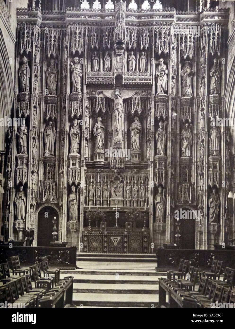 Stampa fotografica di una pietra reredos. Un reredos è una pala o una schermata o decorazione dietro l altare in una chiesa, solitamente raffigurante l'iconografia religiosa o immagini. In data xx secolo Foto Stock