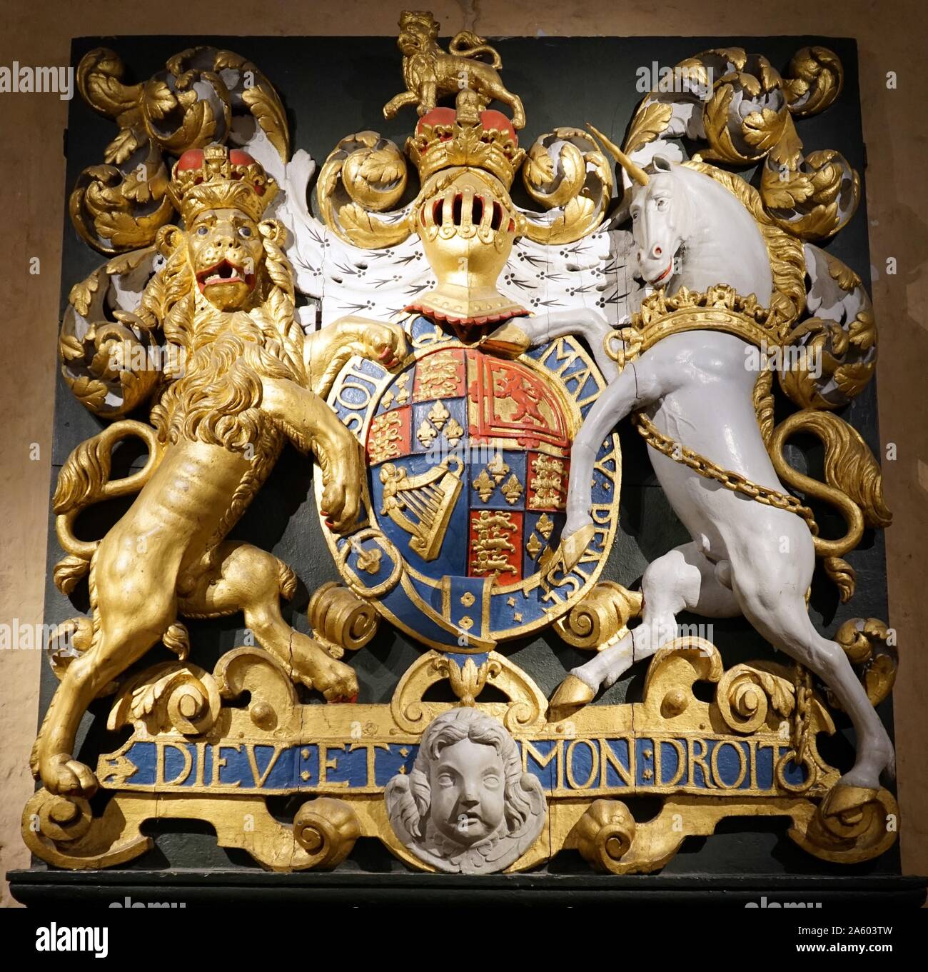 E intagliato di legno verniciato stemmi di Stuart Kings. Risalenti al XVII secolo Foto Stock