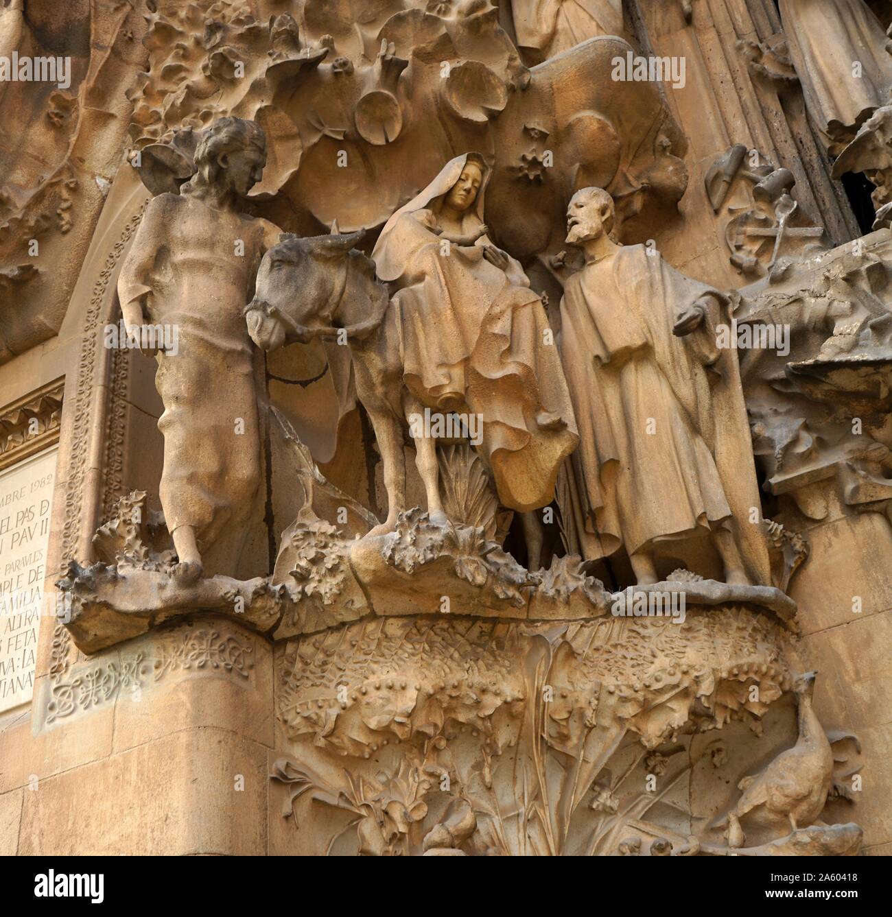 Dettagli dell'esterno della Basilica ho Temple Expiatori de la Sagrada Família, una chiesa cattolica romana a Barcellona, progettato dall architetto spagnolo Antoni Gaudí (1852-1926). Recante la data del XXI secolo Foto Stock