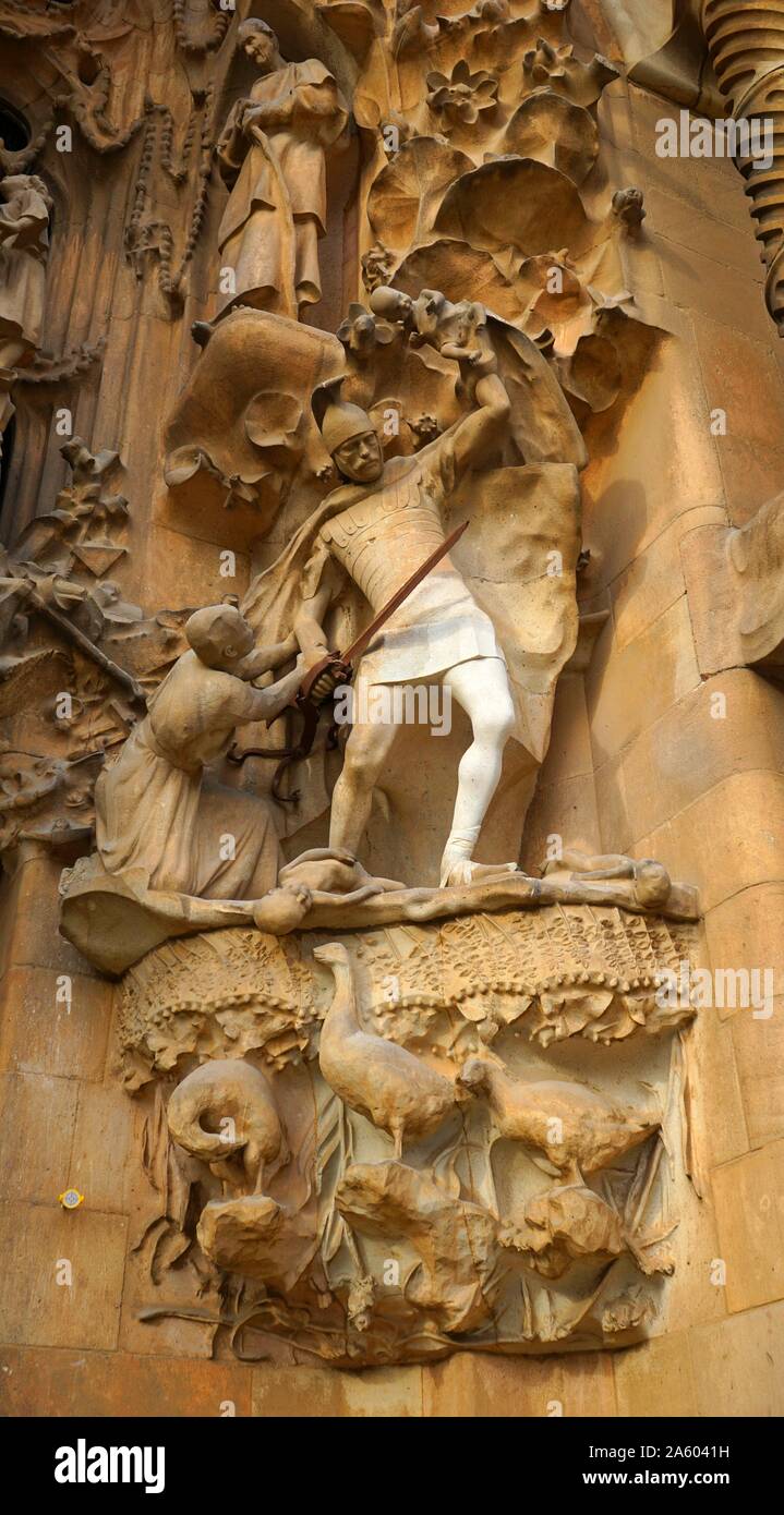 Dettagli dell'esterno della Basilica ho Temple Expiatori de la Sagrada Família, una chiesa cattolica romana a Barcellona, progettato dall architetto spagnolo Antoni Gaudí (1852-1926). Recante la data del XXI secolo Foto Stock