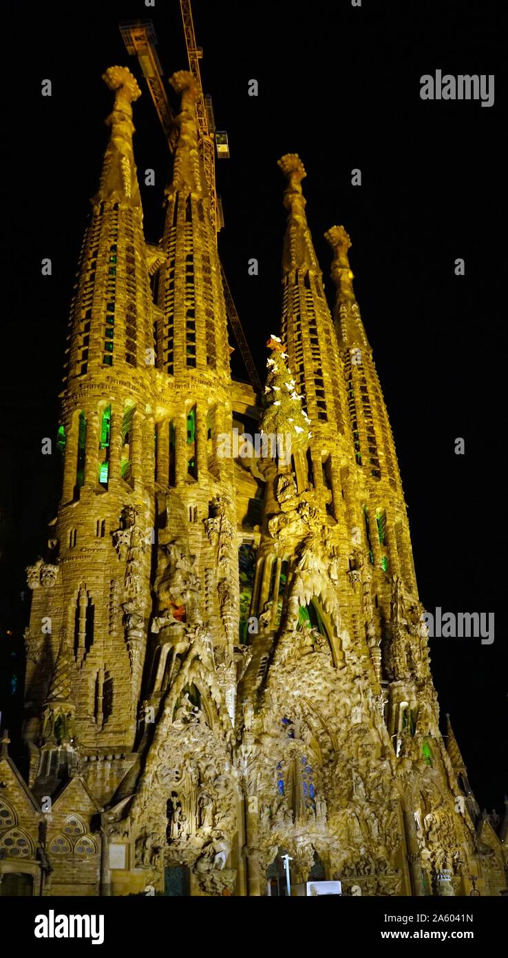 Vista dell'esterno della Basilica ho Temple Expiatori de la Sagrada Família di notte, una chiesa cattolica romana a Barcellona, progettato dall architetto spagnolo Antoni Gaudí (1852-1926). Recante la data del XXI secolo Foto Stock