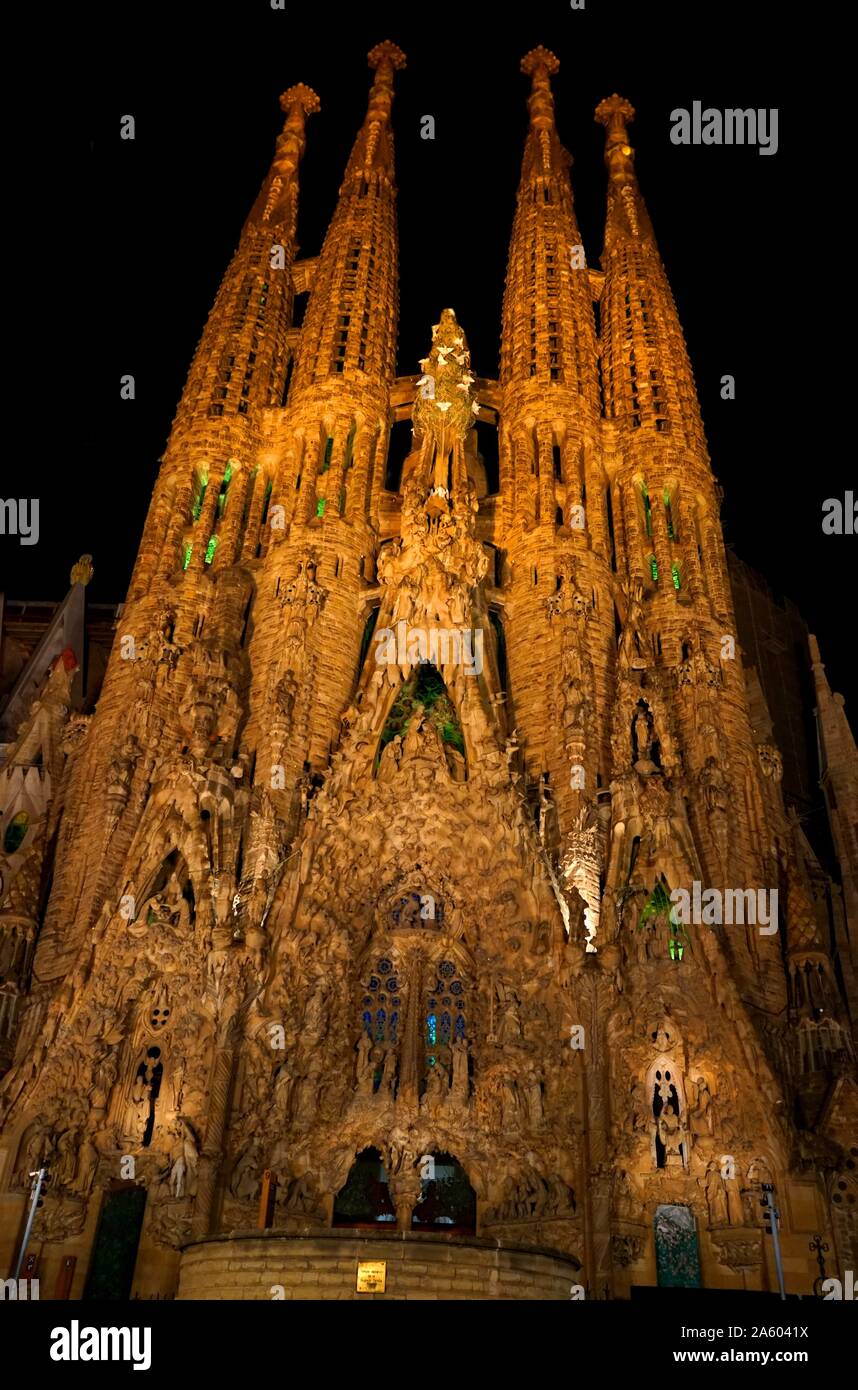 Vista dell'esterno della Basilica ho Temple Expiatori de la Sagrada Família di notte, una chiesa cattolica romana a Barcellona, progettato dall architetto spagnolo Antoni Gaudí (1852-1926). Recante la data del XXI secolo Foto Stock
