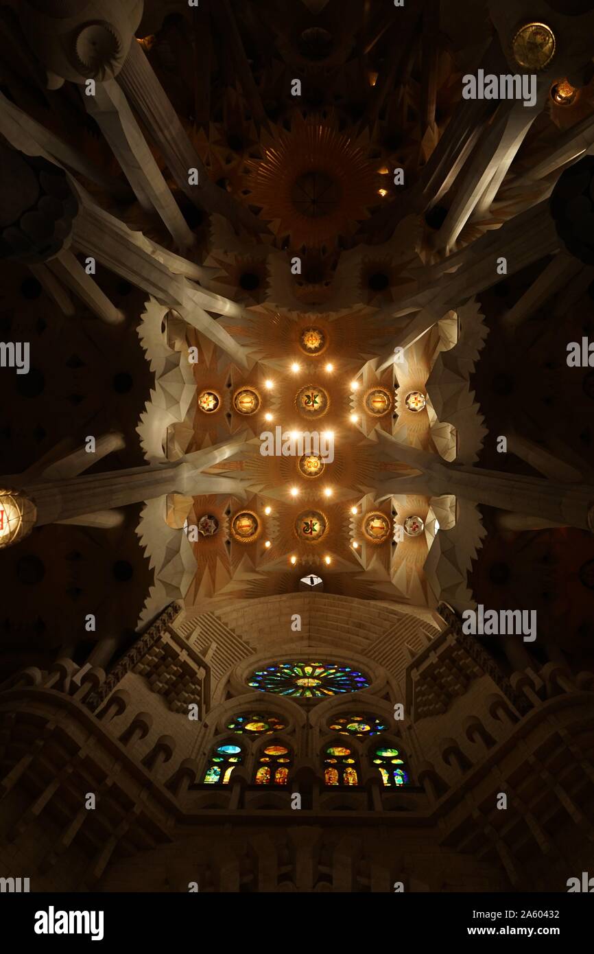 I dettagli dell'interno della Basilica i Temple Expiatori de la Sagrada Família, una chiesa cattolica romana a Barcellona, progettato dall architetto spagnolo Antoni Gaudí (1852-1926). Recante la data del XXI secolo Foto Stock