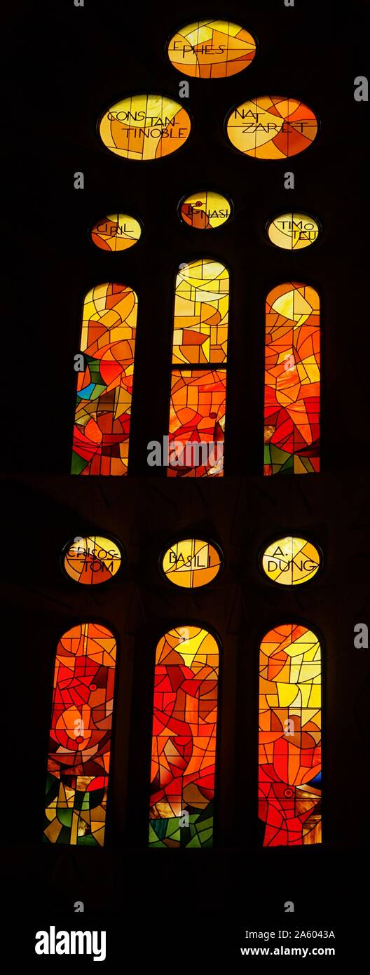 Vetrata a la Basílica i Temple Expiatori de la Sagrada Família, una chiesa cattolica romana a Barcellona, progettato dall architetto spagnolo Antoni Gaudí (1852-1926). Recante la data del XXI secolo Foto Stock