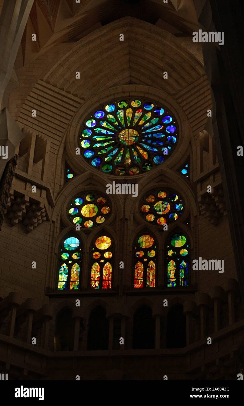 Vetrata a la Basílica i Temple Expiatori de la Sagrada Família, una chiesa cattolica romana a Barcellona, progettato dall architetto spagnolo Antoni Gaudí (1852-1926). Recante la data del XXI secolo Foto Stock