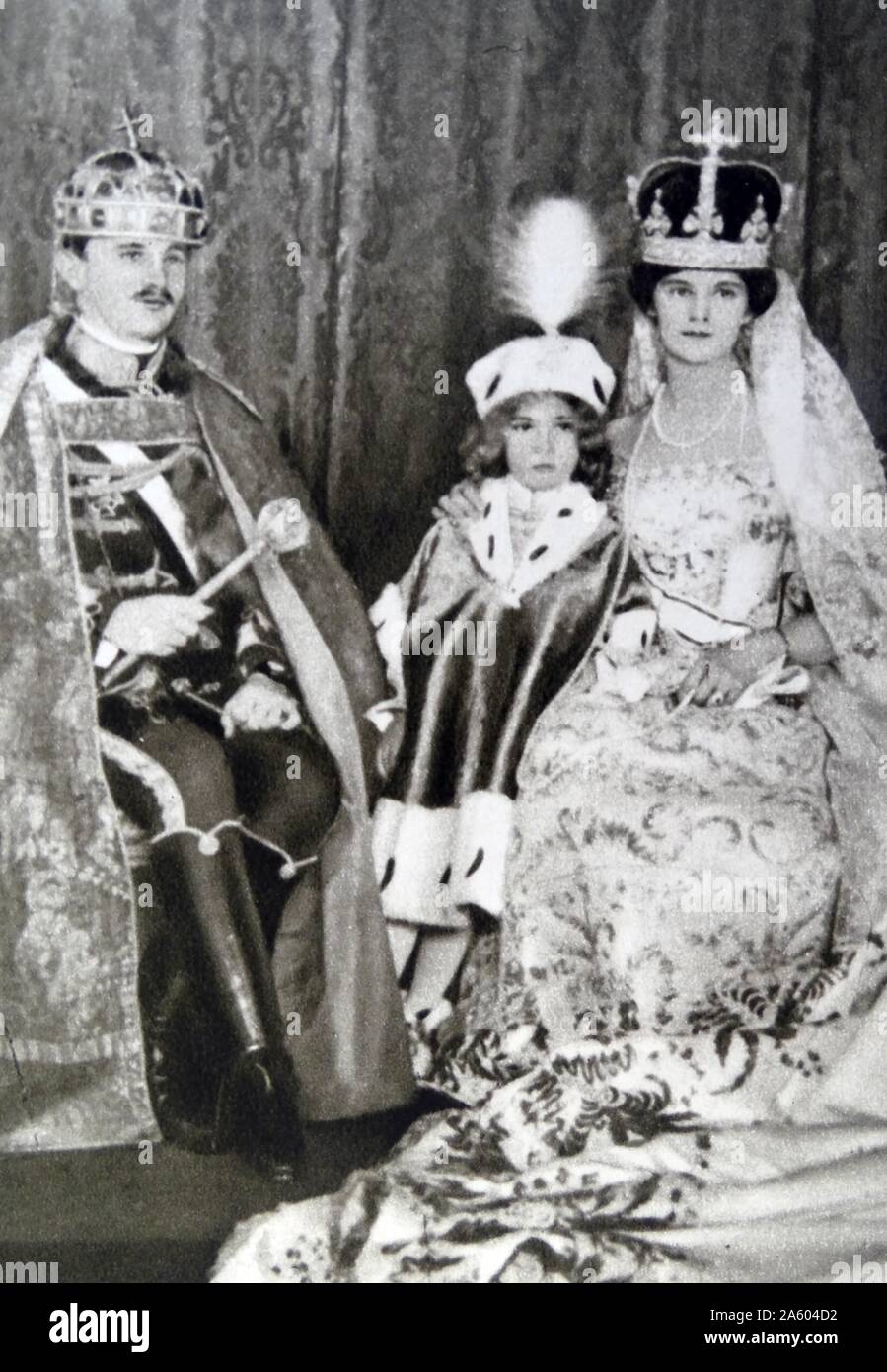 Ritratto fotografico di Zita di Bourbon-Parma (1882-1989), l'imperatore Carlo I d'Austria (1887-1922) e il loro figlio primogenito principe Otto von Hasburg (1912-2011) dopo l'incoronazione in Ungheria. In data xx secolo Foto Stock