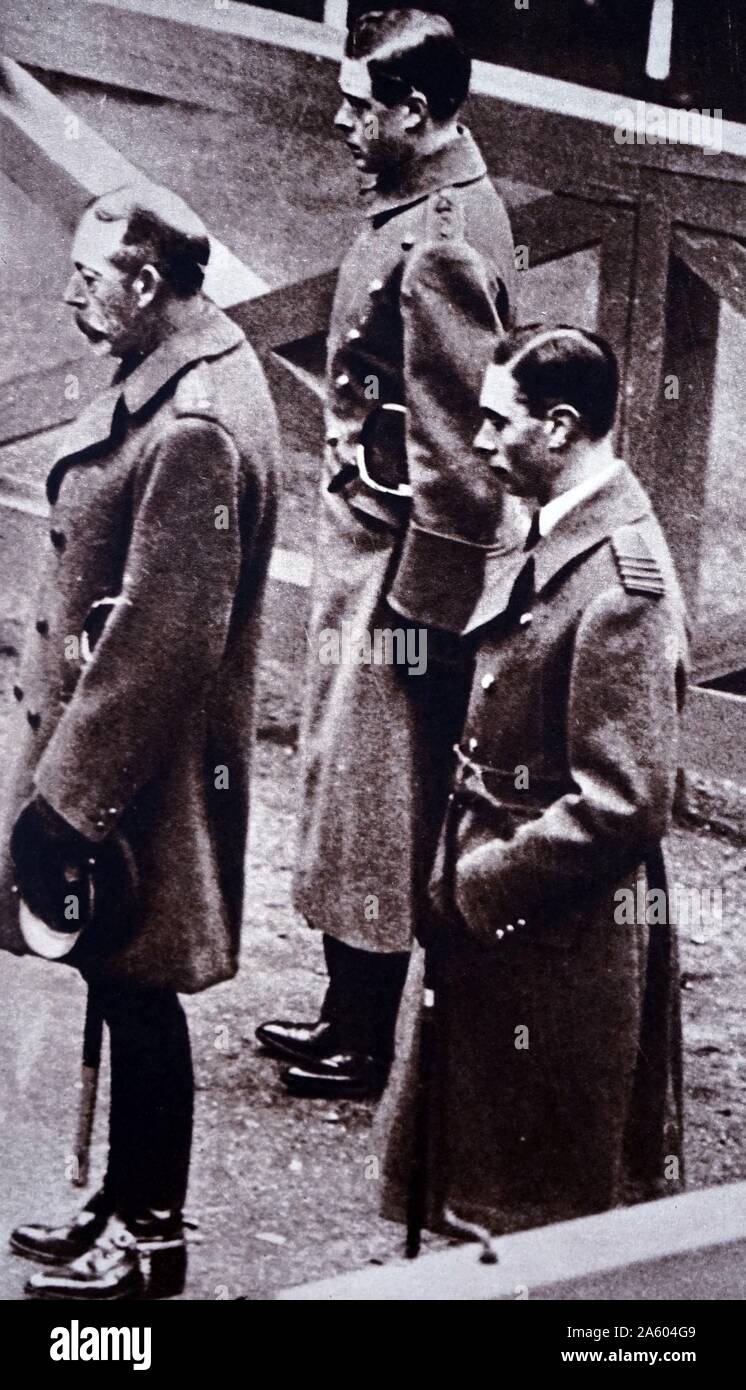 Fotografia di Re Giorgio V (1865-1936) con il Principe Albert Frederick Arthur George (1895-1952) e Edward, Principe di Galles (1894-1972) sul quarto il giorno dell'armistizio. In data xx secolo Foto Stock