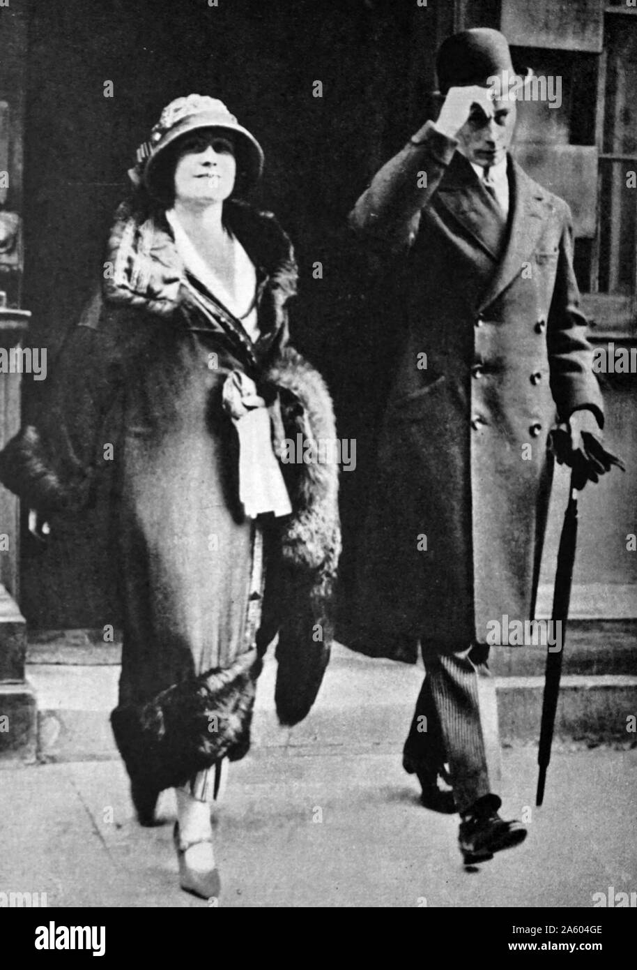 Fotografia del recentemente impegnato Prince Albert Frederick Arthur George (1895-1952) e Lady Elizabeth Bowes-Lyon (1900-2002). In data xx secolo Foto Stock