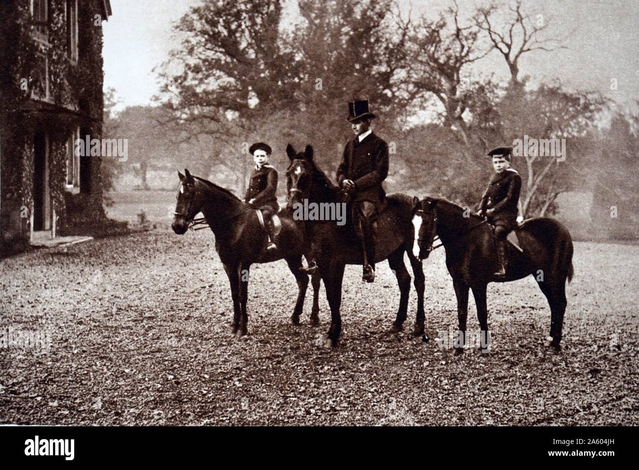 Fotografia di Prince Albert Frederick Arthur George (1895-1952) e Prince George, Duca di Kent (1902-1942) di equitazione in Windsor Park. In data xx secolo Foto Stock