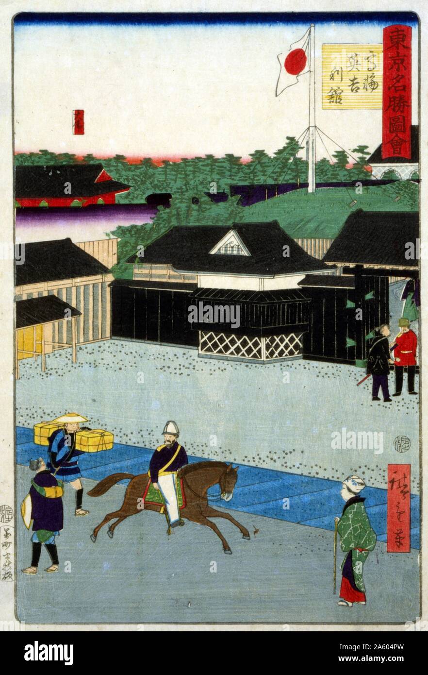 Takanawa Igirisu kan (casa britannica in Takanawa) 1868 da Hiroshige, 1842?-1894. Stampa giapponese mostra edifici con gente che cammina e un uomo andare a cavallo sulla strada in primo piano;una bandiera giapponese battenti in background. Foto Stock