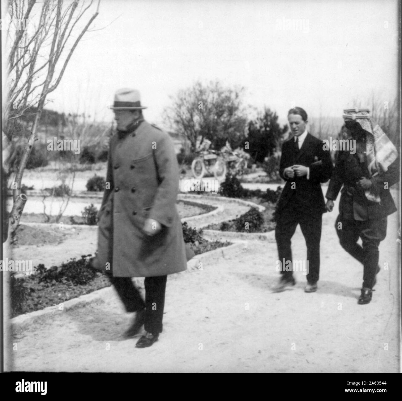 Winston Churchill, 'Lawrence d'Arabia,' e l'emiro Abdullah passeggiate nei giardini del Palazzo del Governo, Gerusalemme, durante la conferenza segreta. Foto Stock