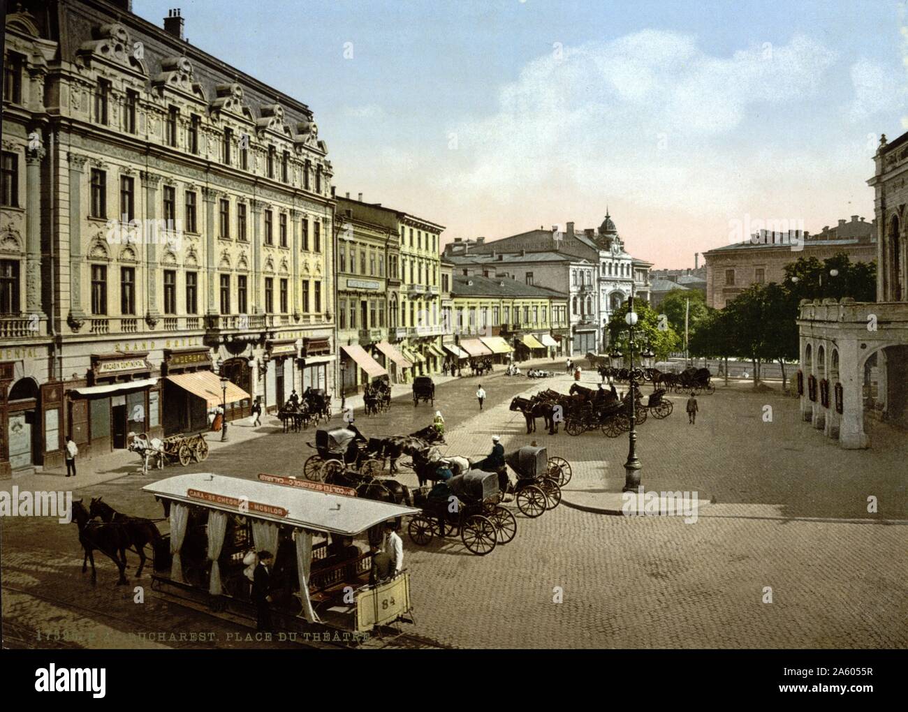 Scena di strada, foto a colori di Theaterplatz, Bucarest, in Romania (Romania) 1890-1900. Foto Stock