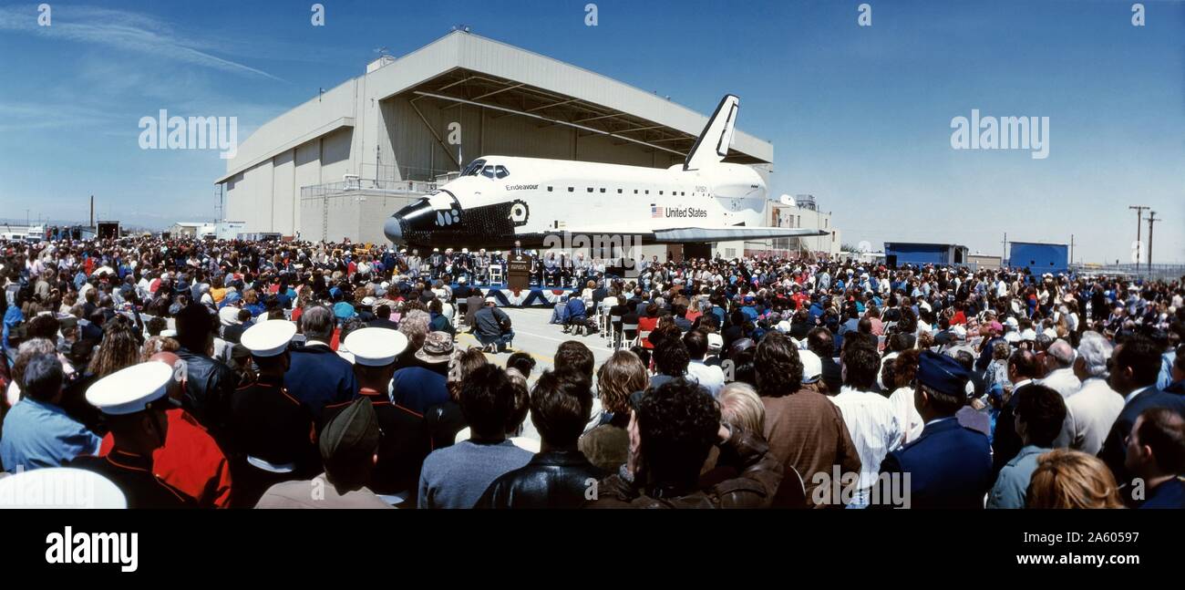 Migliaia di spettatori assistere lo Space Shuttle orbiter Endeavour rolling out della Rockwell International facility, Palmdale, in California, il 25 aprile 1991. Adoperano più successivamente è stato caricato su un vettore navetta di aeromobili e volato al Kennedy Space Center, Florida, dove il primo lancio è previsto per il mese di maggio, 1992. Foto Stock