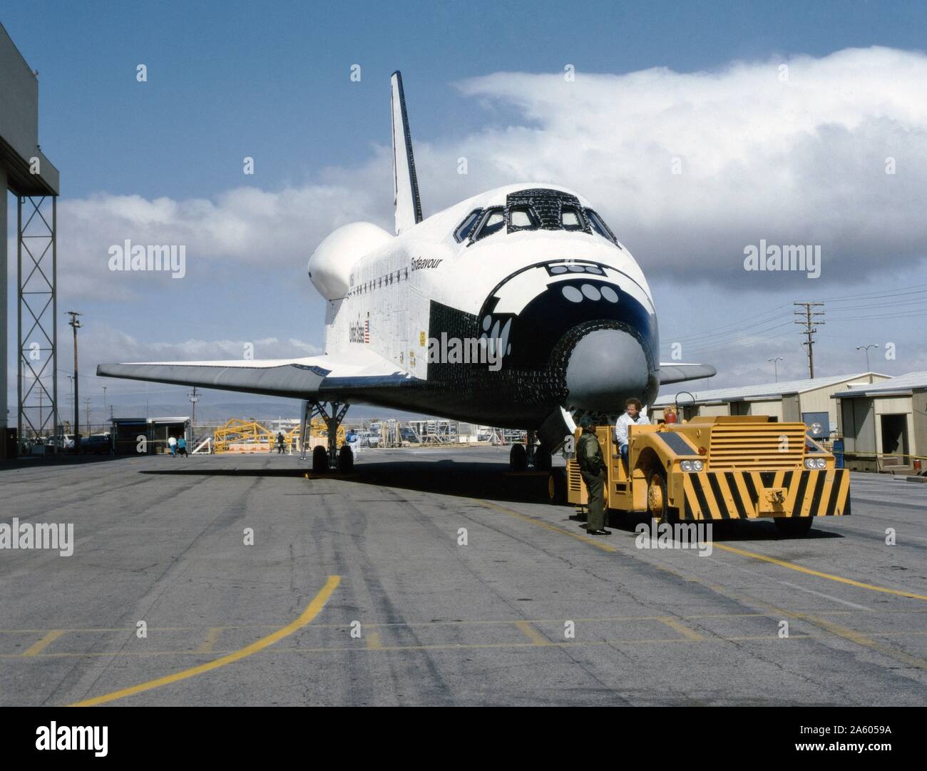 Lo Space Shuttle orbiter Endeavour ufficialmente rotola fuori della Rockwell International facility, Palmdale, in California, il 25 aprile 1991. Adoperano più successivamente è stato caricato su un vettore navetta di aeromobili e volato al Kennedy Space Center, Florida, dove il primo lancio è previsto per il mese di maggio, 1992. Foto Stock