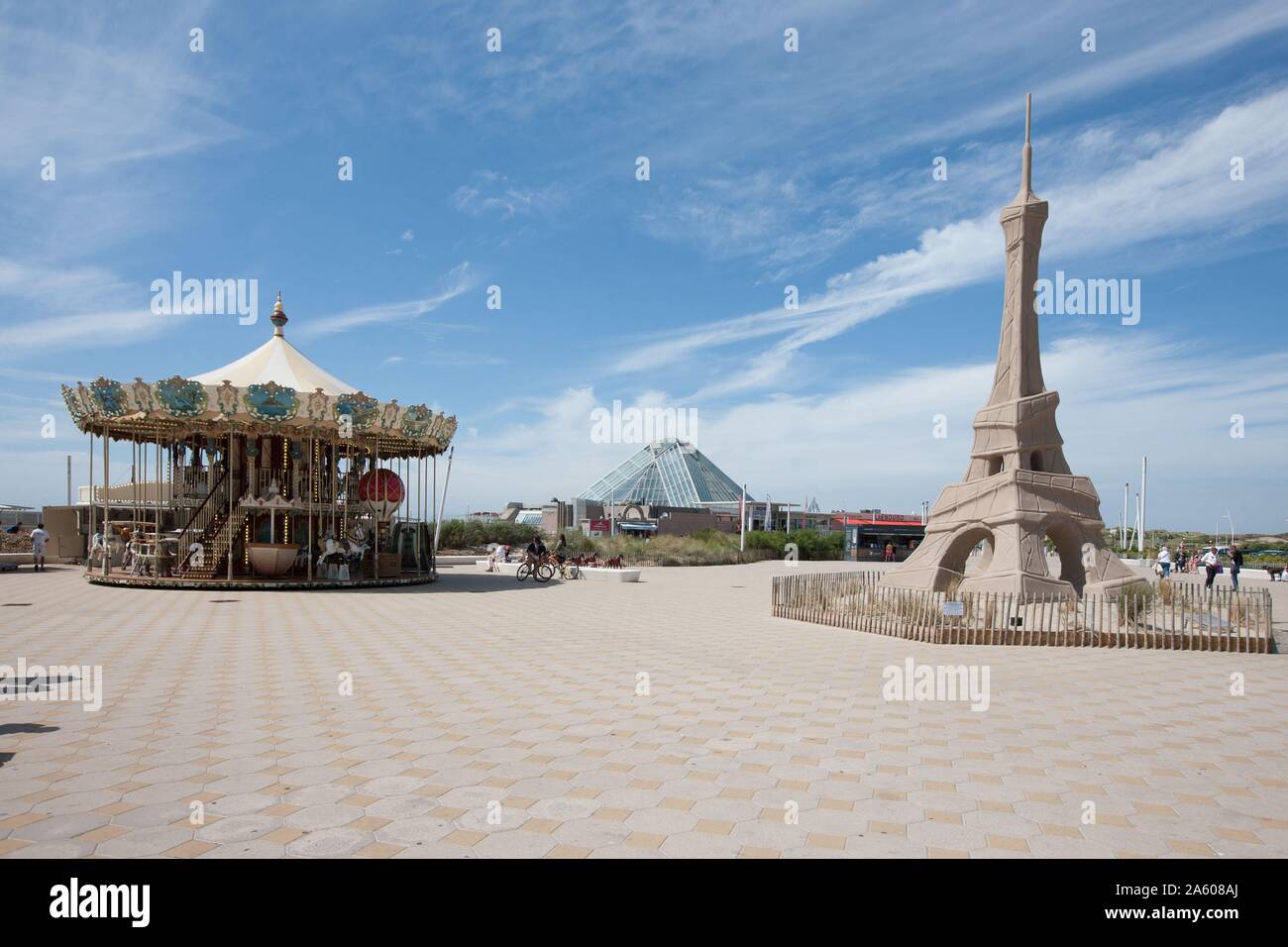 Côte d'Opale, Le Touquet Paris Plage, Place du Centenaire, scultura della Torre Eiffel da scultore francese Alain Godon, Merry Go Round Foto Stock