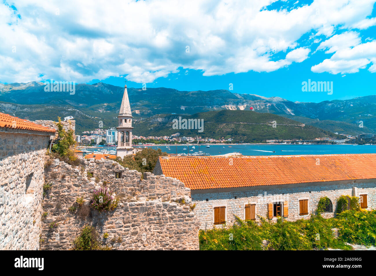 Vista panoramica della città vecchia di Budva, Montenegro sulla cittadella da antiche mura nei pressi dei monti Balcani e mare Adriatico sul giorno di estate, sfondo con cielo nuvoloso Foto Stock