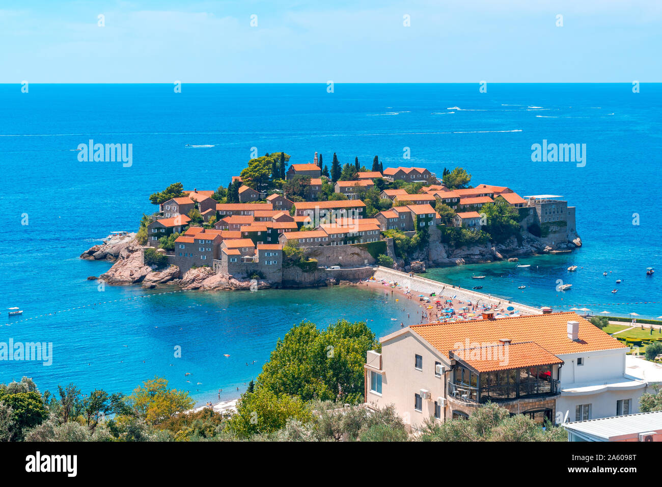 Vista panoramica di Sveti Stefan isola in Budva, Montenegro. Il lusso un luogo popolare in summar giorno Foto Stock