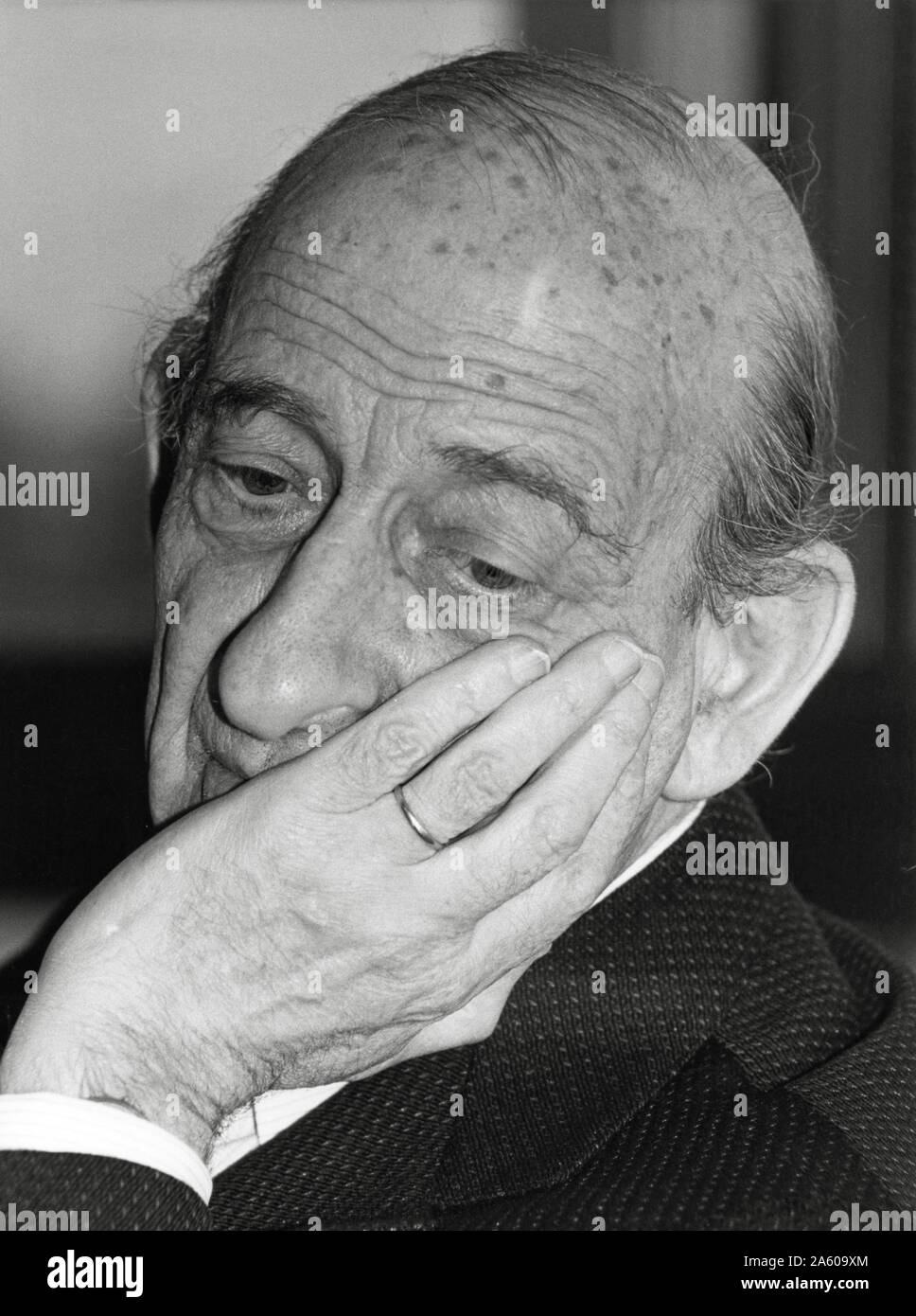 Filosofo francese e giornalista Raymond Aron nel suo ufficio di Parigi, c.1980. Foto Stock