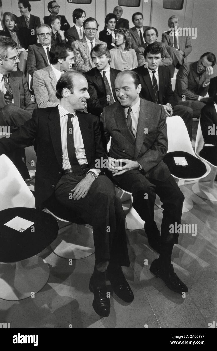 I politici francesi Alain Juppé e Jacques Toubon, gli ospiti del politico programma televisivo "L'Heure de Vérité', il 6 novembre 1985. Foto Stock