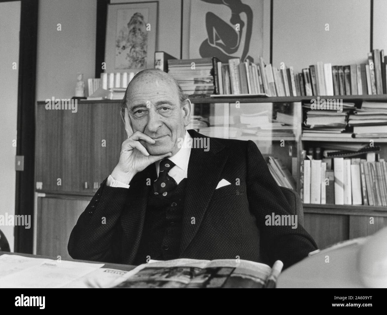 Filosofo francese e giornalista Raymond Aron nel suo ufficio di Parigi, c.1980. Foto Stock