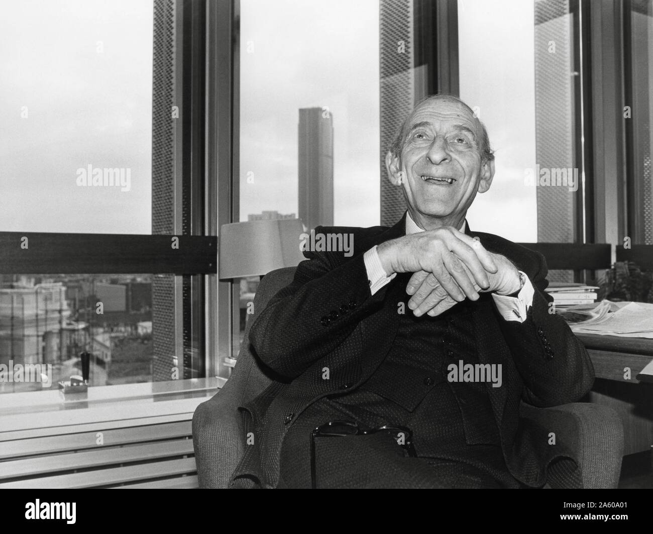 Filosofo francese e giornalista Raymond Aron nel suo ufficio di Parigi, c.1980. Foto Stock