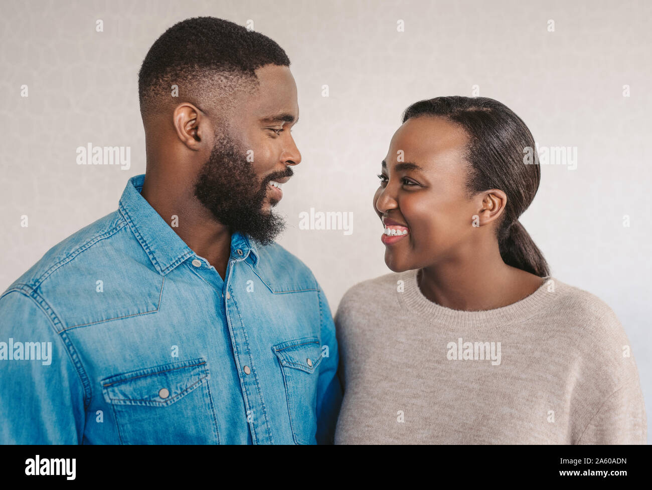 Giovane americano africano giovane ridere insieme a casa Foto Stock