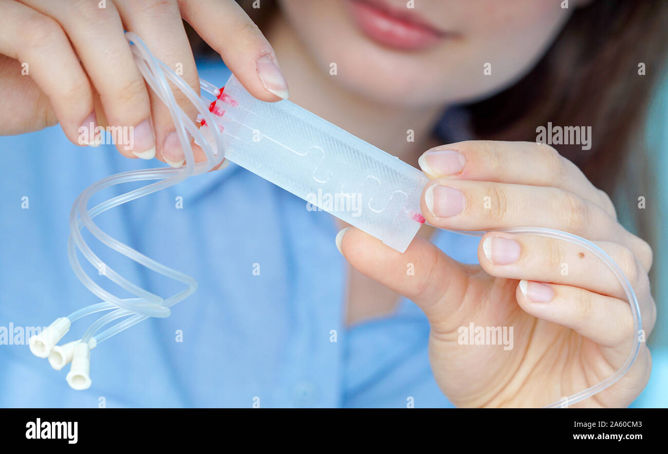 Ragazza con polimeri bio-MEMS biomedical microelectromechanical systems / LOC lab-on-chip (dispositivo concept design) Foto Stock
