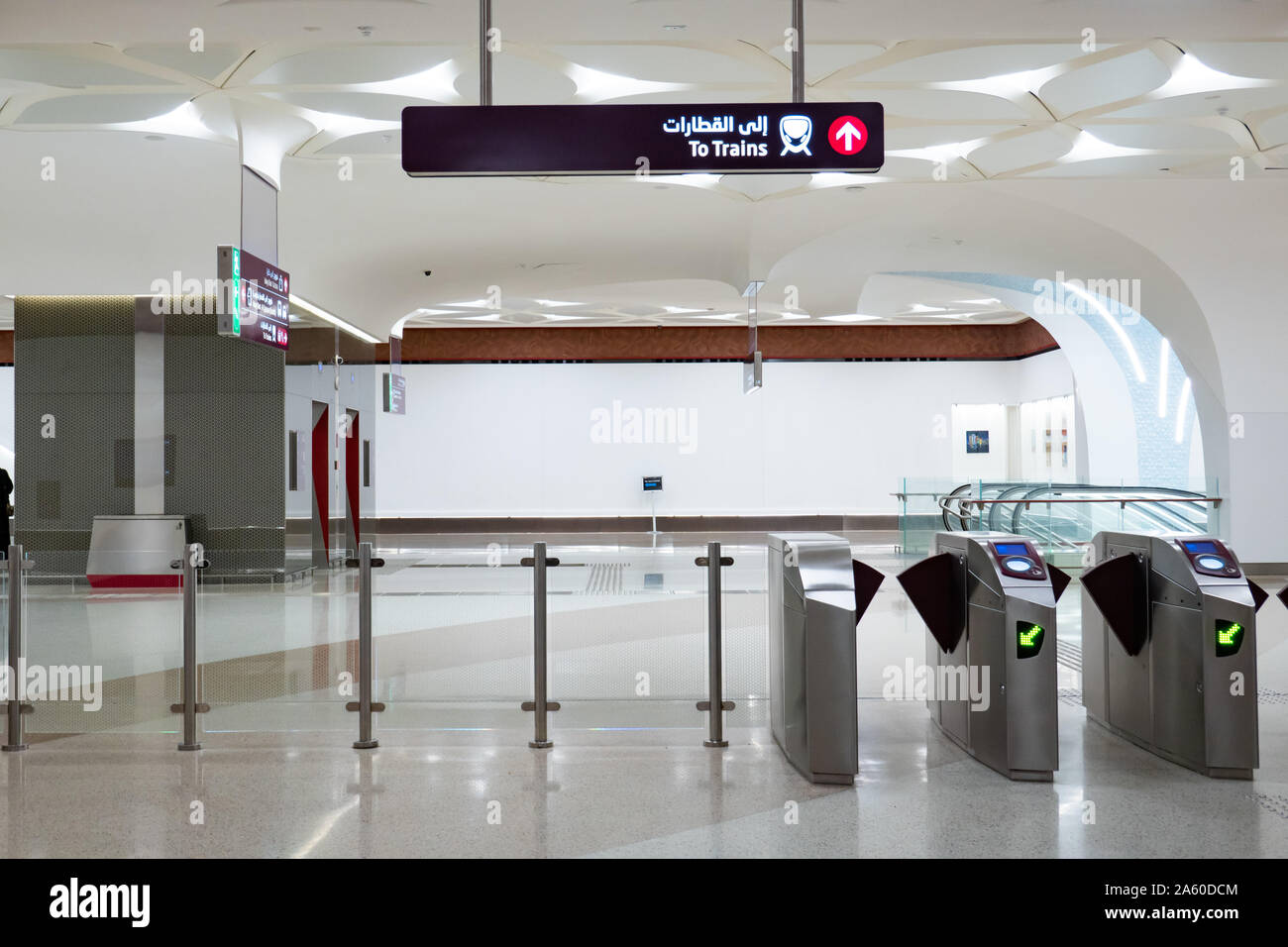 La fermata della metropolitana Porte di entrata al Qassar Stazione della Metropolitana a Doha, in Qatar, con segnaletica rivolta verso i treni verso il basso al di sotto di Foto Stock