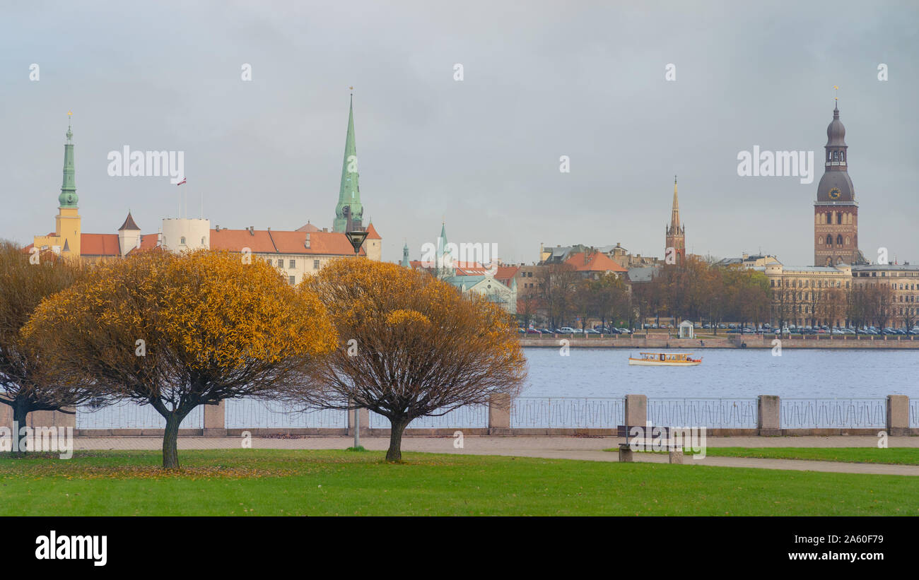 Vista della Città Vecchia di Riga in autunno Foto Stock