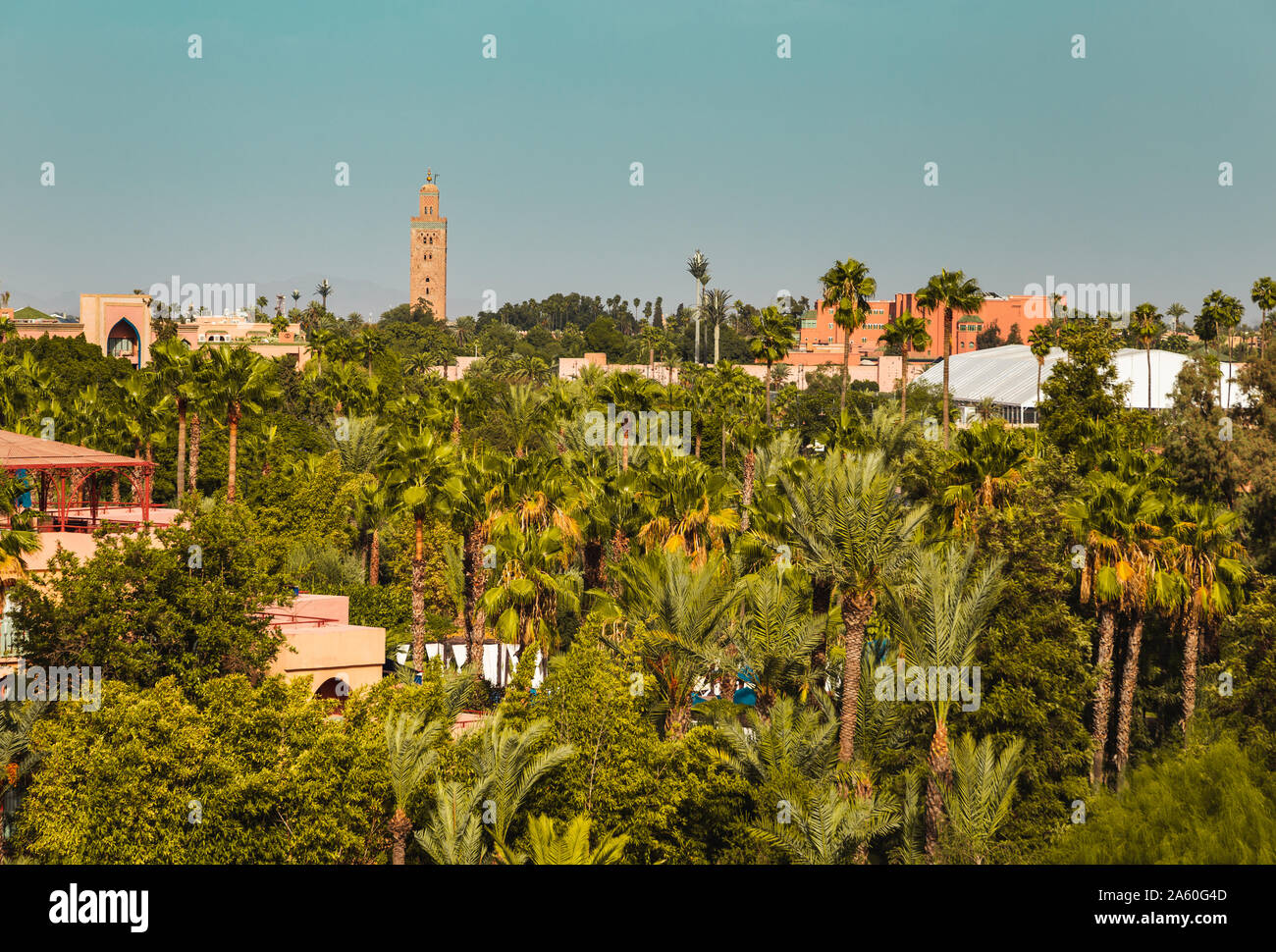 Marrakech, Marocco - 26 Settembre 2019 : vista panoramica della zona residenziale con palme e la vista della Moschea di Koutoubia Foto Stock