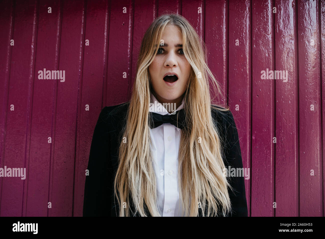 Ritratto di sorpreso giovane donna indossa cravatta nera e blazer Foto Stock