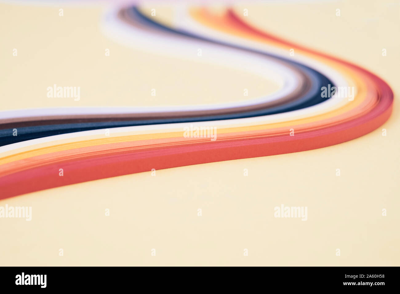 Close-up di quilling carte con una configurazione di turbolenza su sfondo beige Foto Stock