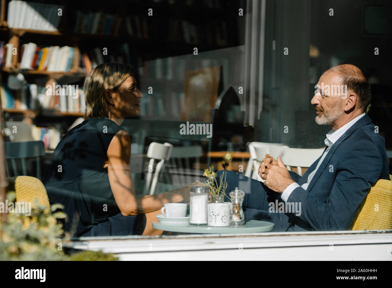 Imprenditore e la donna avente una riunione in un coffee shop Foto Stock