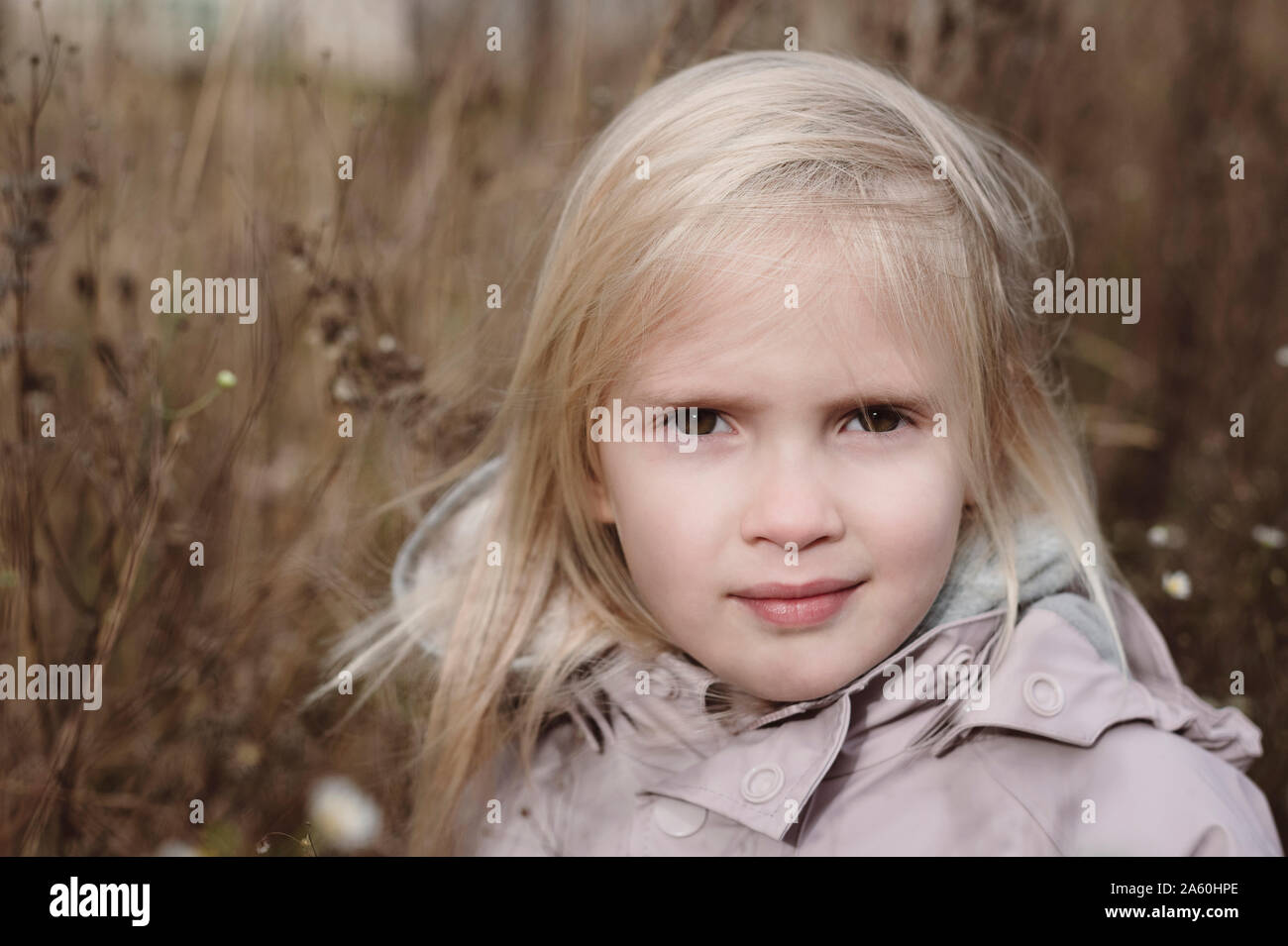 Ritratto di bionda bambina in autunno Foto Stock