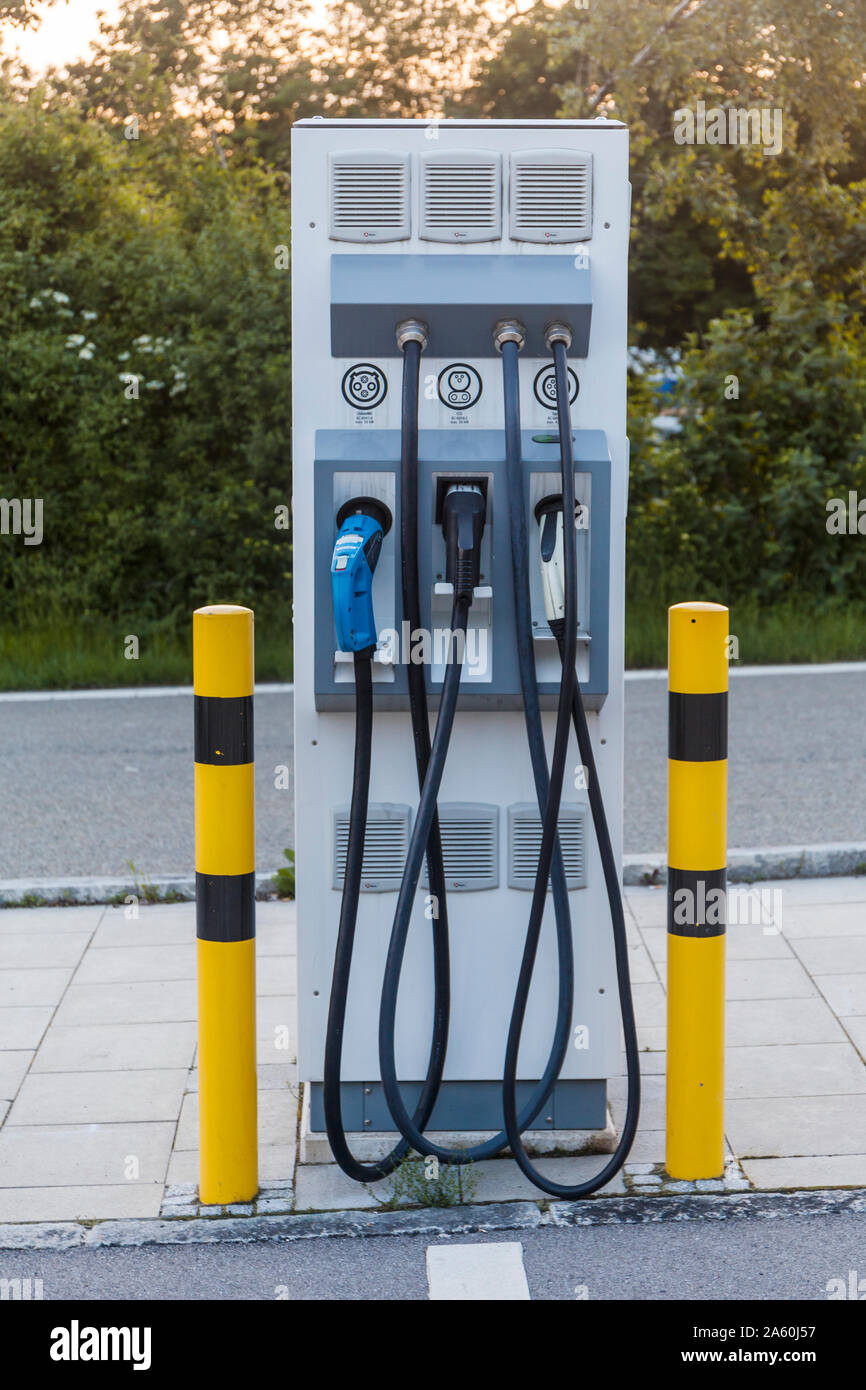 Il veicolo elettrico stazione di carica presso l'autostrada Foto Stock