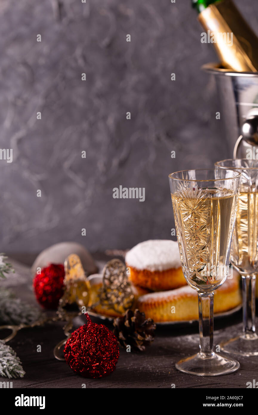 Concetto di Natale con dolci e accessori sul tavolo Foto Stock