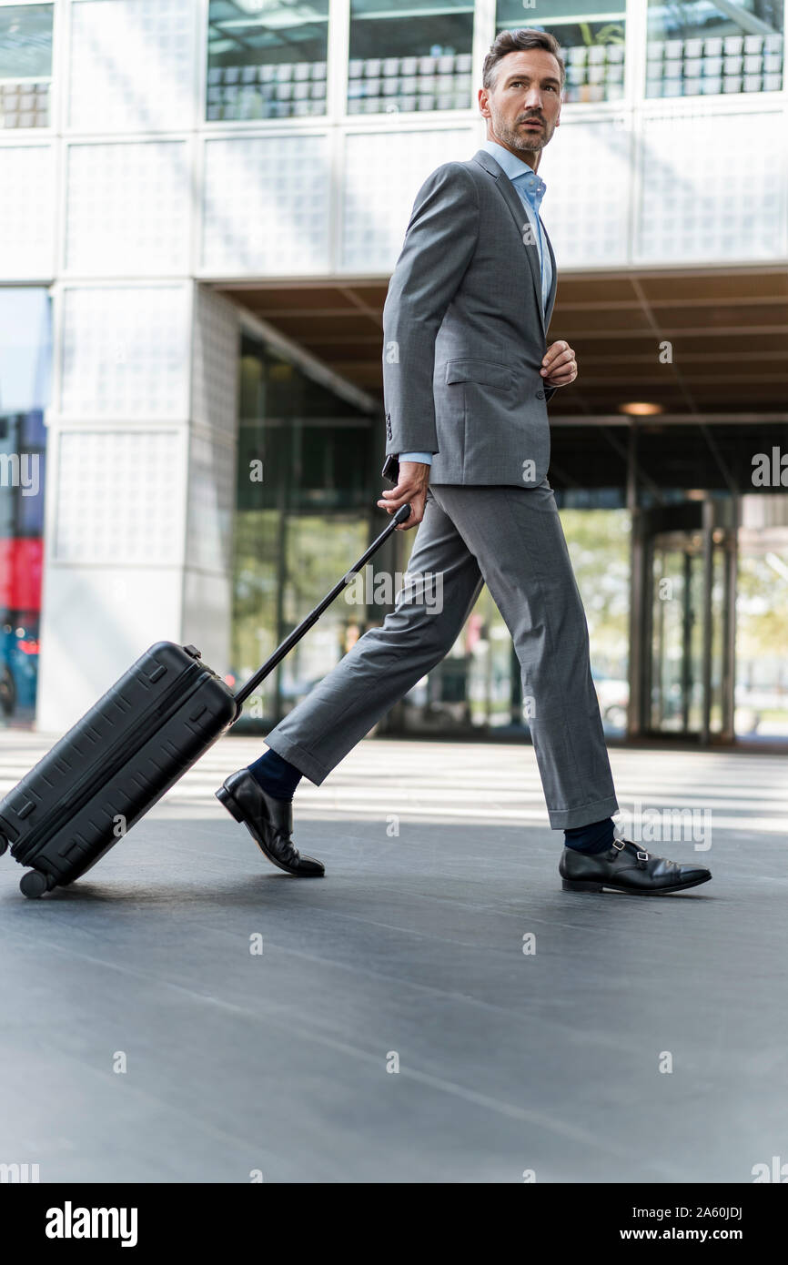 Imprenditore con bagaglio in viaggio Foto Stock