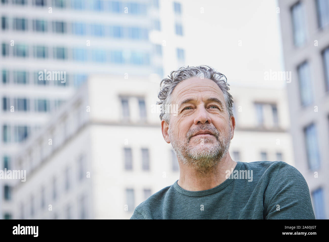 Ritratto di fiducioso uomo maturo nella città cercando Foto Stock