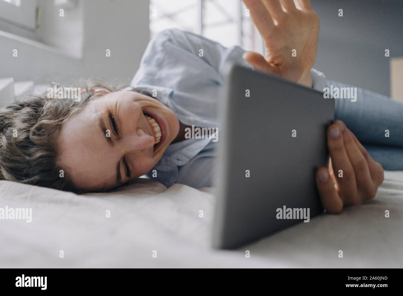 Ritratto di felice giovane donna durante la chat video a casa Foto Stock