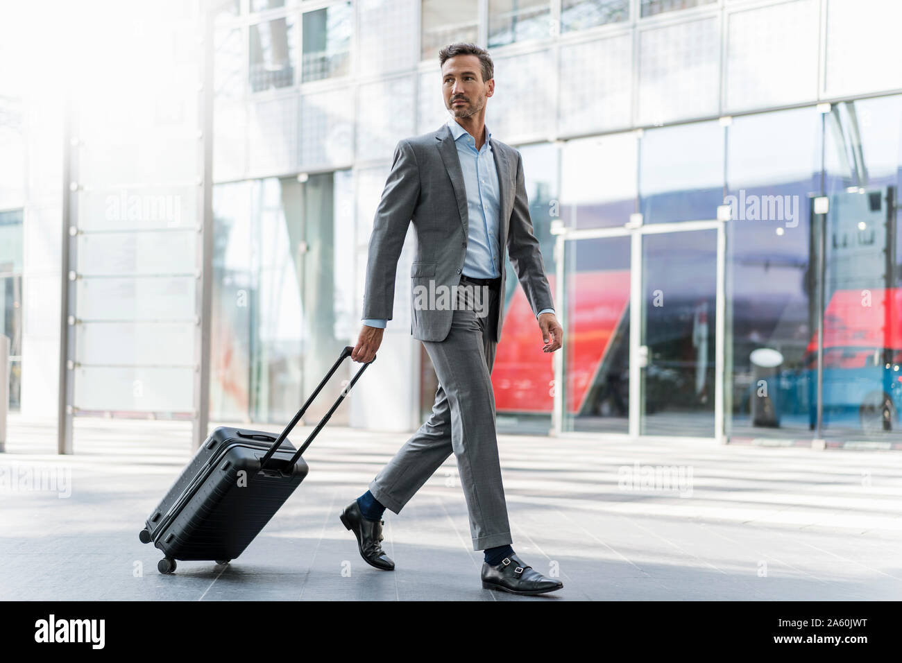Imprenditore con bagaglio in viaggio Foto Stock