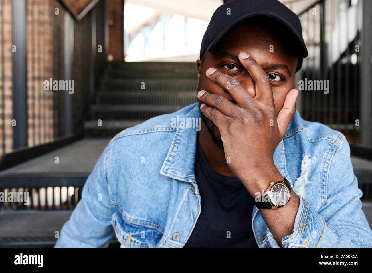 Ritratto di uomo che ricopre la faccia con la mano Foto Stock