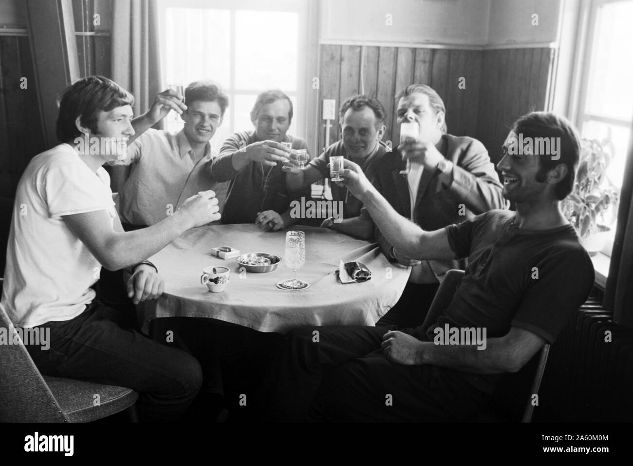 Eine Gruppe von Männern trinken eine Runde Getränke, Lelystad Niederlande 1971. Un gruppo di uomini sono avente alcune bevande , Lelystad Paesi Bassi 1971. Foto Stock