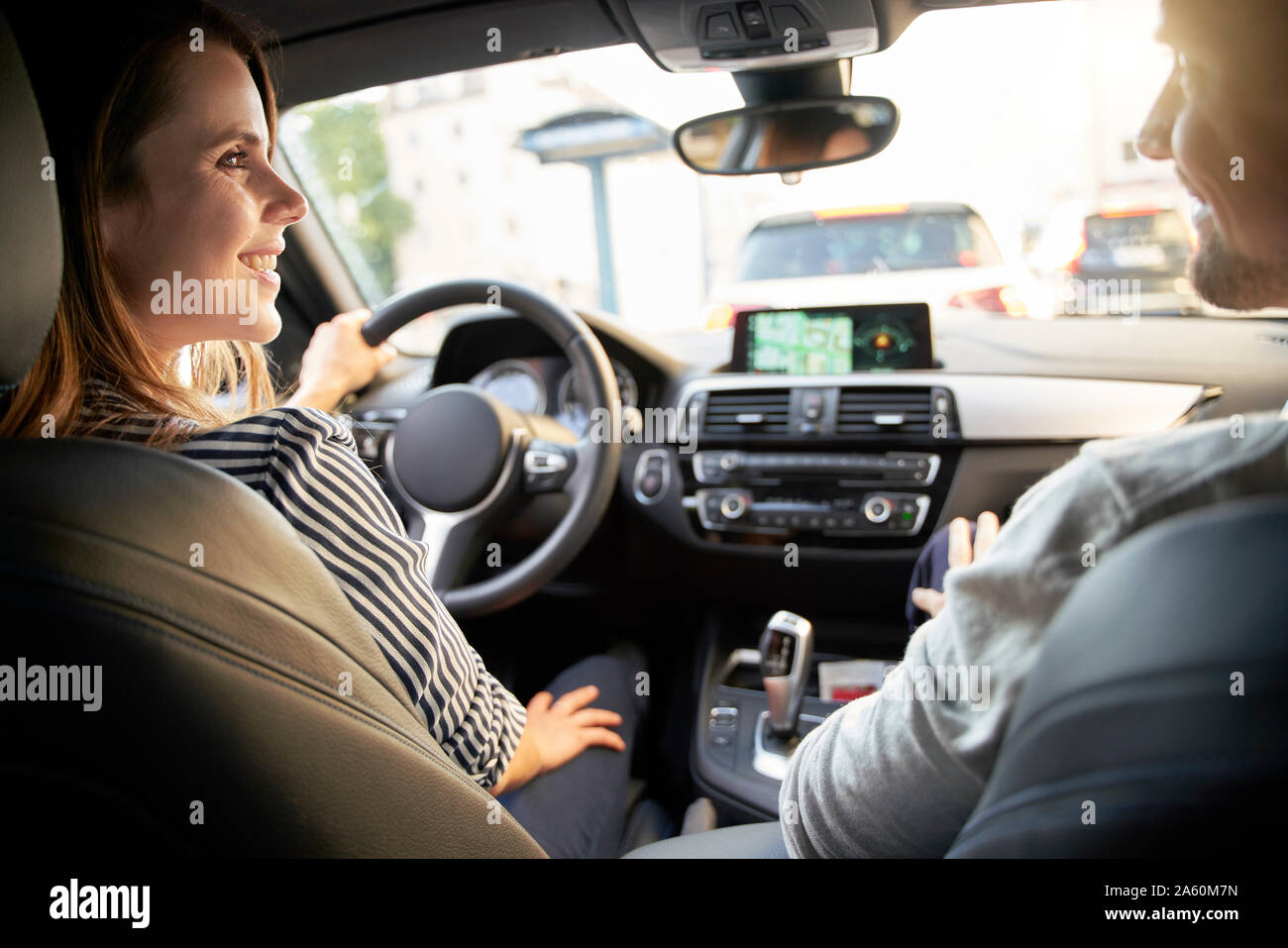 Coppia felice in un auto con la donna la guida Foto Stock