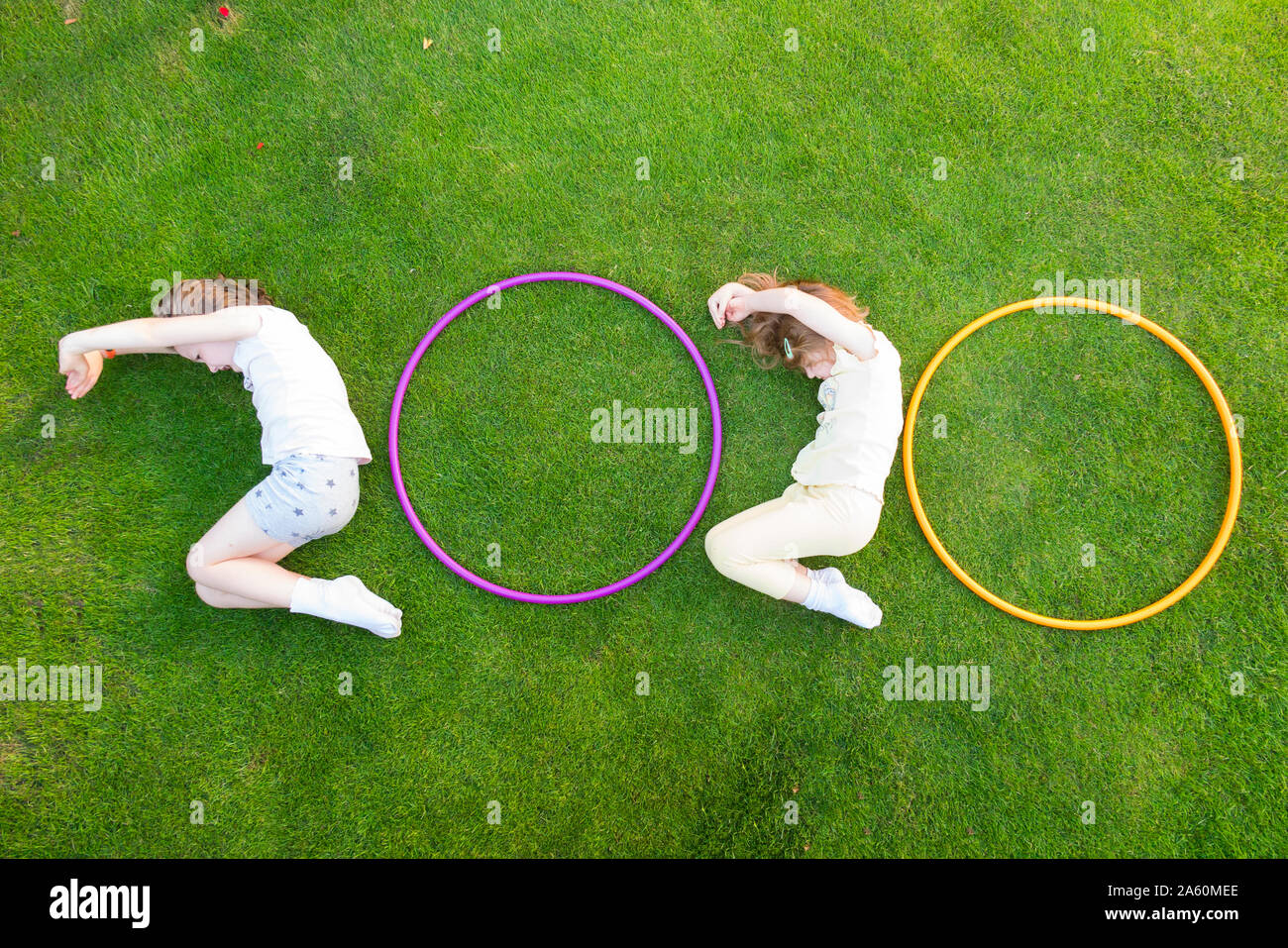 I bambini per la data dell'anno 2020 con forme e hula hoops per formare il numero / numeri venti 20. (113) Foto Stock