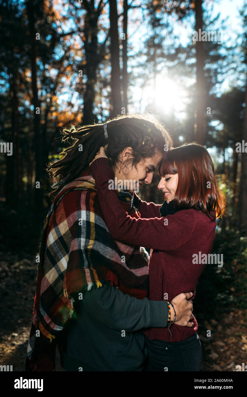 Felice coppia giovane di amore nella foresta Foto Stock